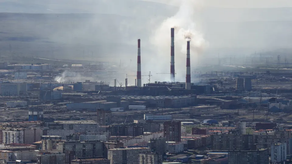 Минэкономразвития отмечает сокращение объёмов промышленного производства в мае — главными факторами стали падение выпуска нефтепродуктов и металлургии; правительство снизило прогноз роста экономики.