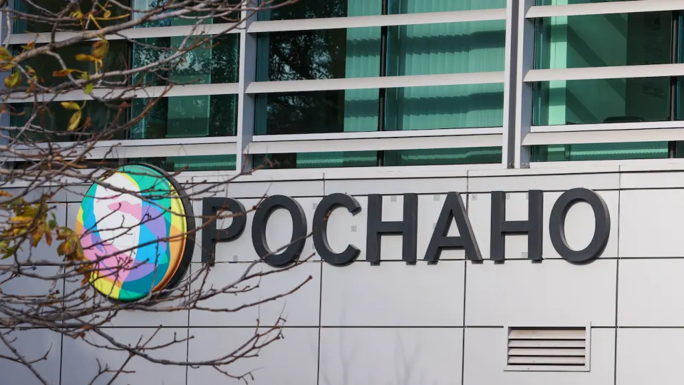 Бывшему руководителю «Роснано» после ареста счетов и вступления в силу решения суда будут удерживать большую часть пенсии на погашение долга в рамках дела о гибких школьных планшетах; после вычетов ему останется прожиточный минимум пенсионера в Москве — 18 971 рубль.