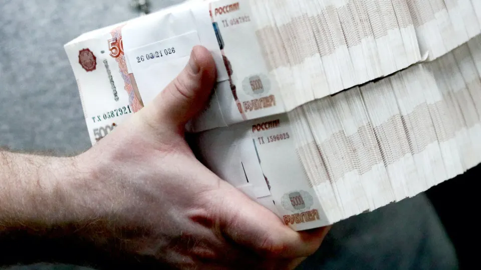 Спрос на наличные в России резко вырос: банки фиксируют отток средств в «кэш», Центробанк отмечает рекордный объём банкнот в обращении и ужесточает контроль за снятием и внесением наличных.