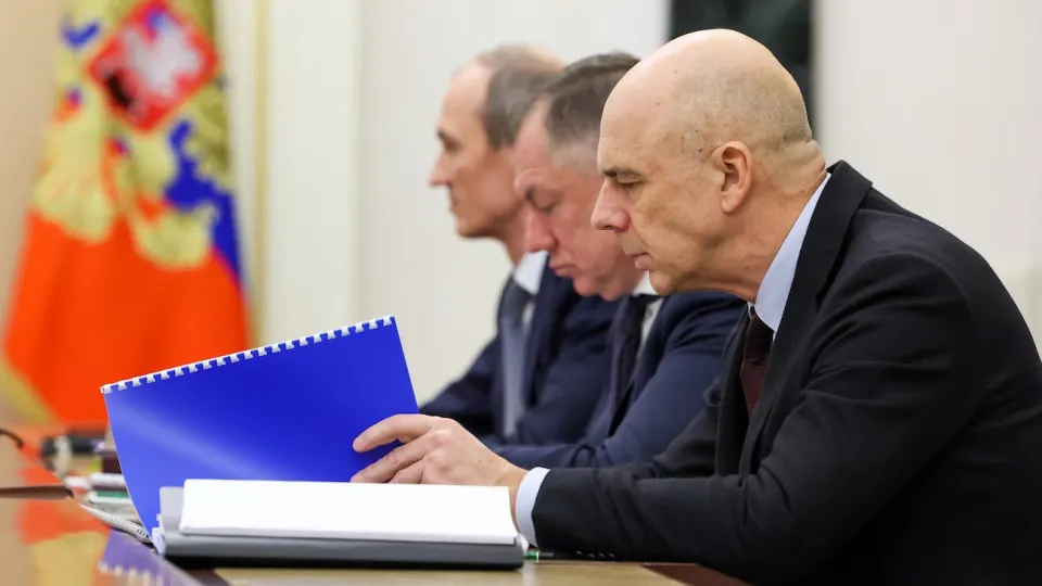 Российский рынок облигаций пережил сильную распродажу: индекс RGBI снизился рекордно с февраля, а доходности длинных ОФЗ приблизились к 15,5% на фоне роста расходов и сохраняющейся жесткой денежно‑кредитной политики.
