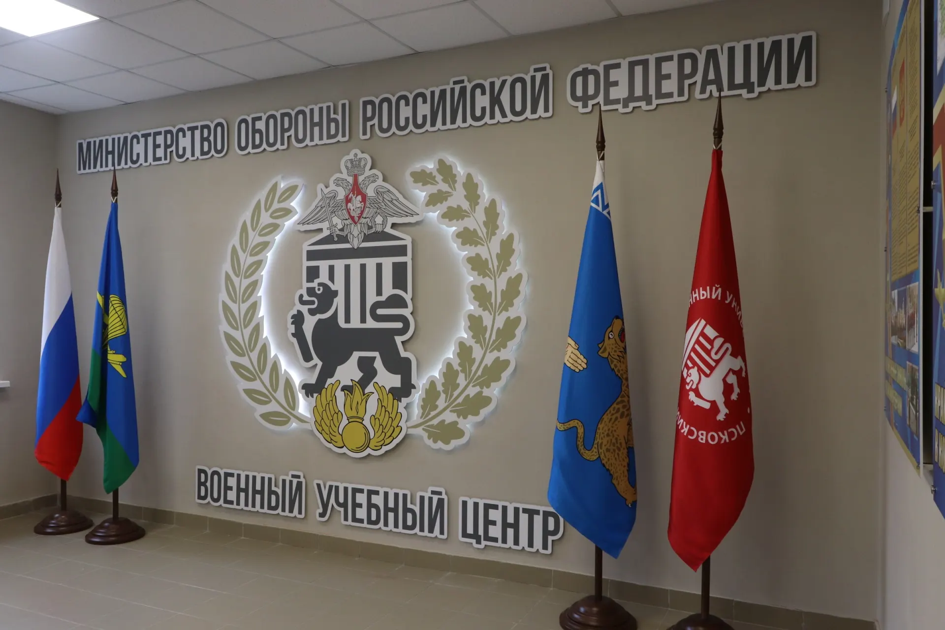 Судебные решения показывают: российские вузы отчисляют студентов военно‑учебных центров за отказ подписать контракт с Минобороны и требуют возмещения полной стоимости обучения — в ряде случаев суммы превышают миллион рублей.