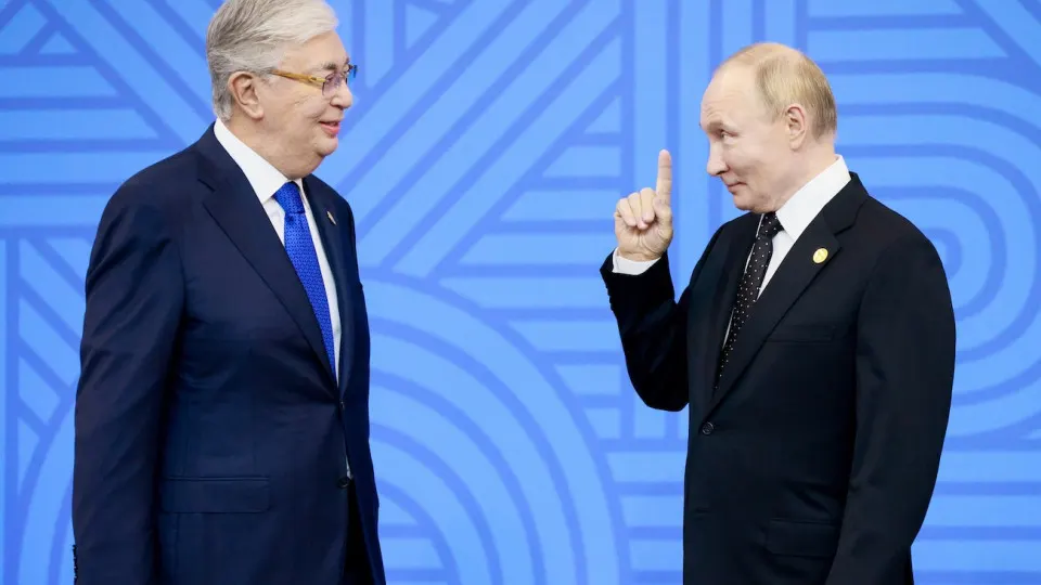 Российские отраслевые источники сообщают, что рассматривается возможность поставок бензина Аи‑92 из Казахстана объёмом примерно 50 тыс. тонн на фоне сокращения выпуска топлива в РФ и ремонтных работ на казахстанском НПЗ.