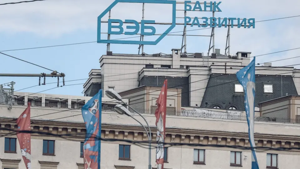 Во Внешэкономбанке заявили о снижении бюджета и массовых сокращениях персонала: в 2027 году планируется увольнение 15% сотрудников на фоне «кредитного охлаждения» экономики и директив правительства.