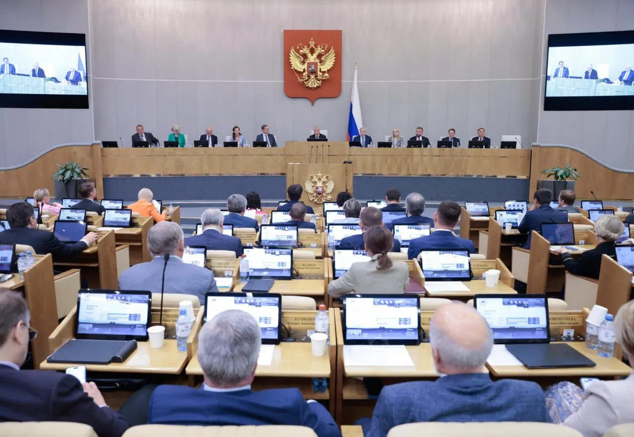 Исследование показывает: Госдума утверждает 84% правительственных и 99% президентских законопроектов, тогда как доля принятых депутатских инициатив — около 25%. Около 21,5% законопроектов восьмого созыва остаются без окончательного решения.