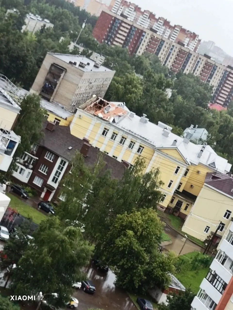 Жители Дмитрова сообщают о шквальном ветре и разрушениях в нескольких посёлках округа. В московских аэропортах отменены и задержаны свыше 150 рейсов. Официального подтверждения смерча пока нет.
