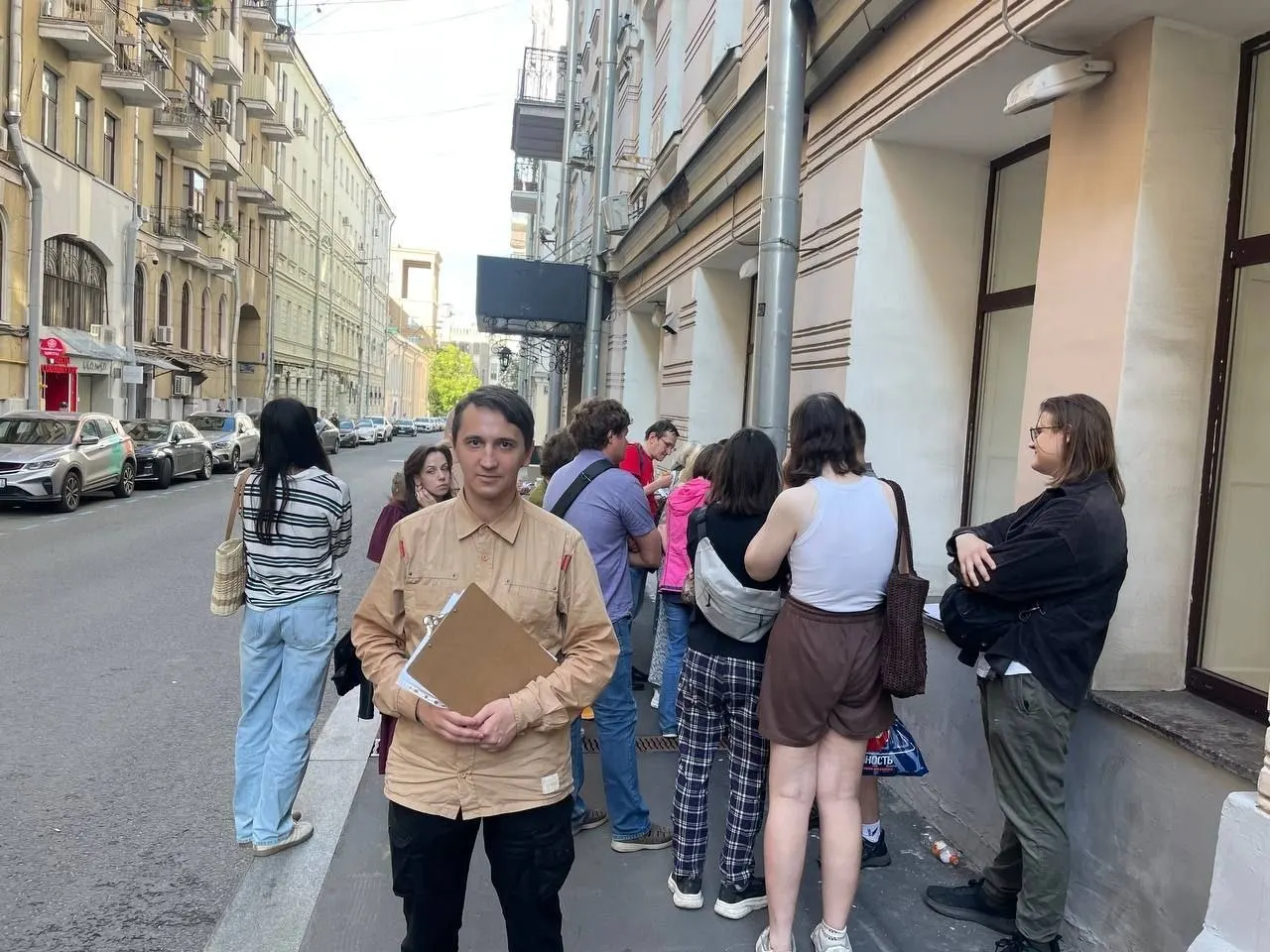 В районе Крылатское Москвы задержали людей, которые вместе с активистами инспектировали трассу на Крылатских холмах. Среди задержанных — муниципальный депутат и кандидат в Госдуму Андрей Гулько; причины и число задержанных уточняются.