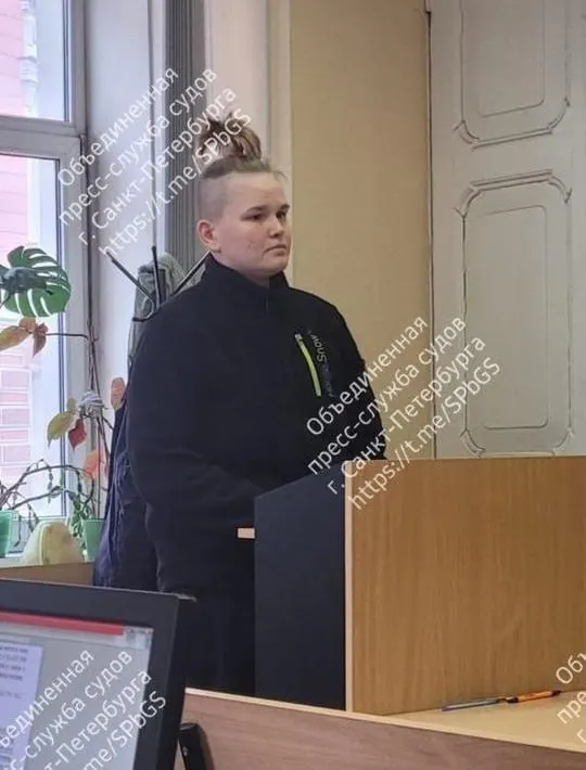 24-летнюю москвичку выдворили 4 июля: сначала ей вменяли вандализм, позже дело переквалифицировали на публичные призывы, направленные против безопасности государства; с февраля она находилась в розыске.