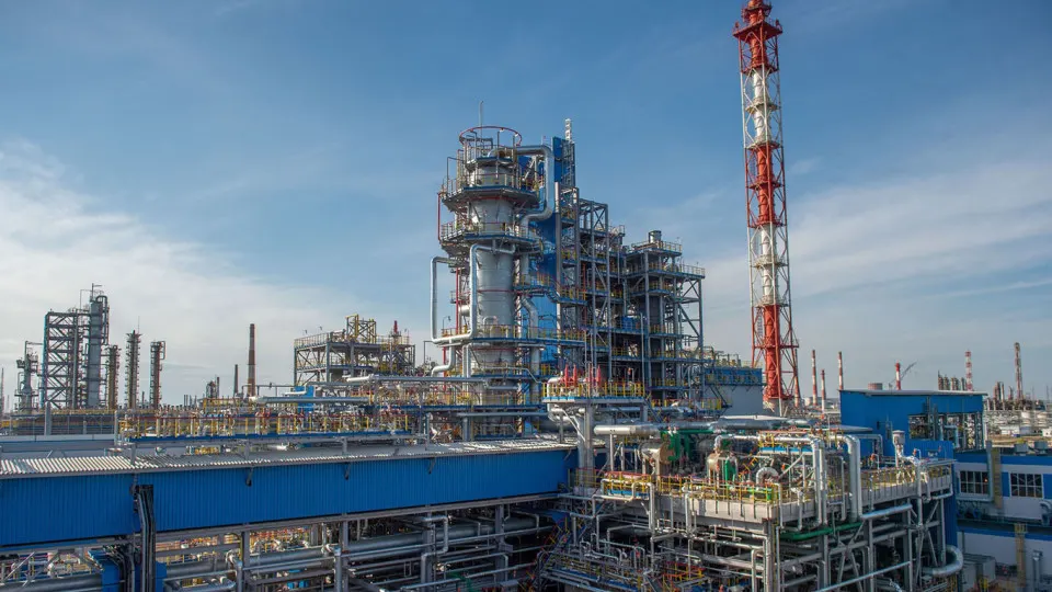 После удара беспилотников нефтеперерабатывающий завод «Газпромнефтехим Салават» с 14 июля прекратил переработку сырья; восстановление может занять от нескольких недель до месяцев, что усугубляет дефицит нефтепродуктов в стране.