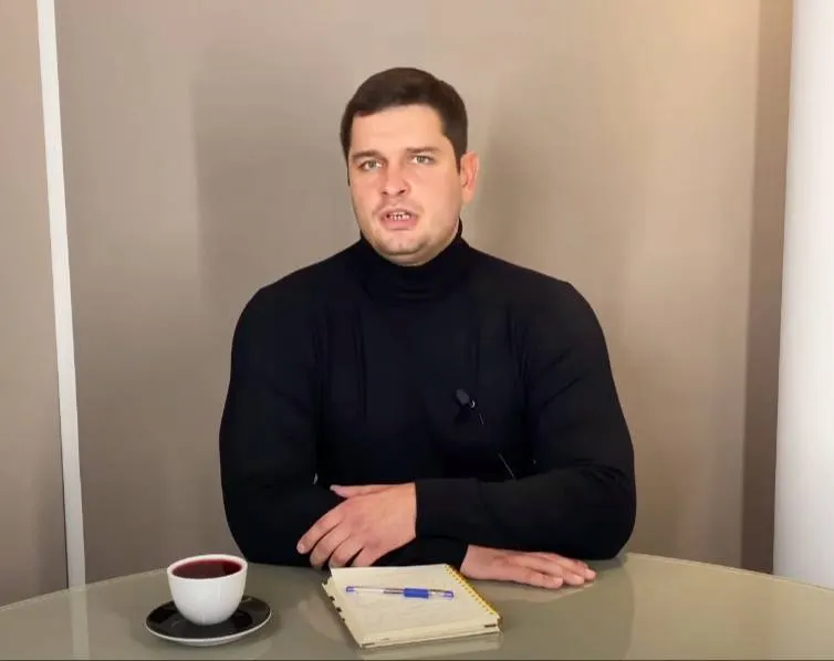 Дорогомиловский районный суд Москвы признал Кирилла Качура виновным в непредоставлении сведений, обязательных для «иностранного агента», и назначил штраф в 50 тысяч рублей.