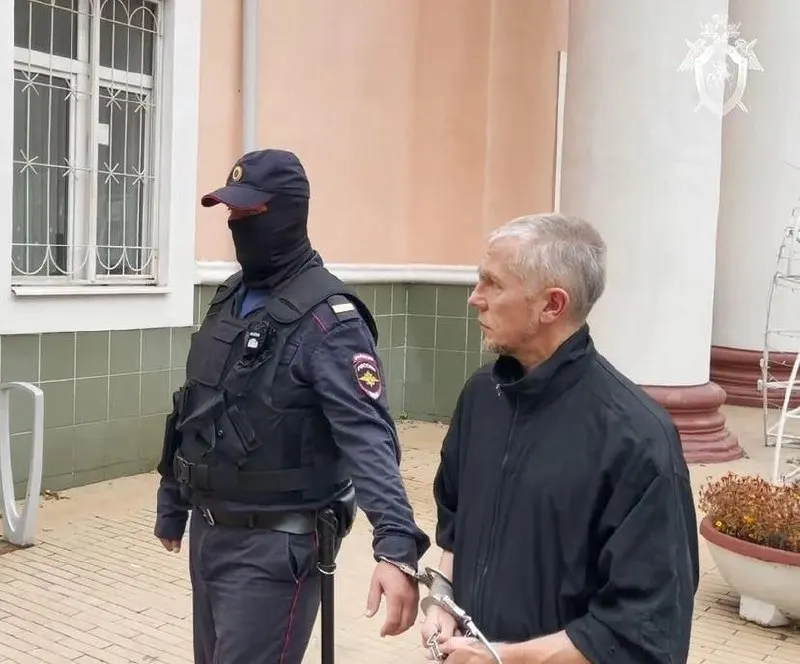 По версии следствия, преступления были совершены в 2002 году на территории Москвы и Подмосковья. Подозреваемого задержали в 2024 году — ему предъявлены обвинения в серии убийств, а также в насилии над падчерицей и склонении к употреблению алкоголя.
