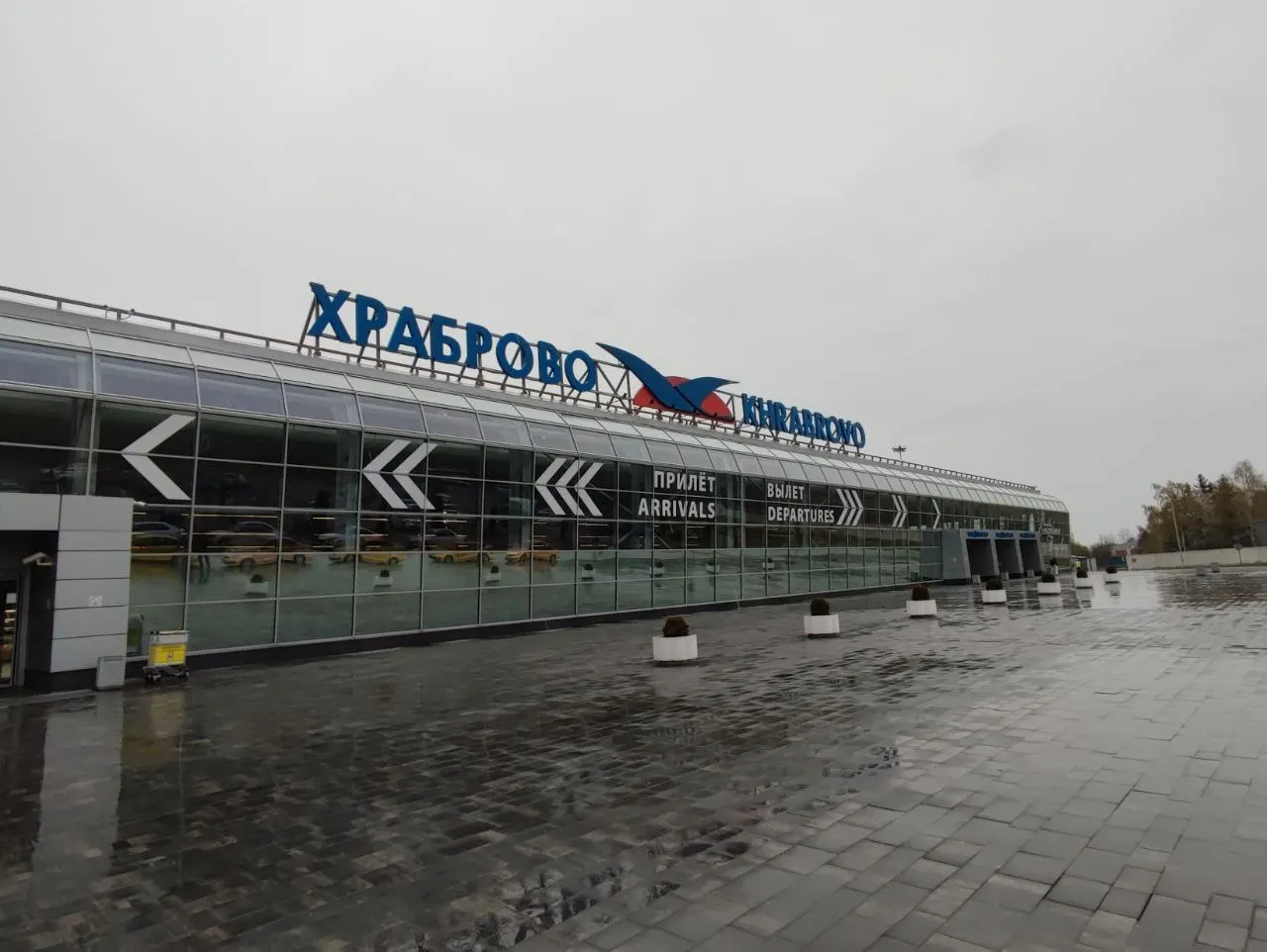 В Храброво из‑за ограничений на полёты в Ленинградской области задержаны или отменены 30 рейсов; задержки составляют от 30 минут до двух часов.