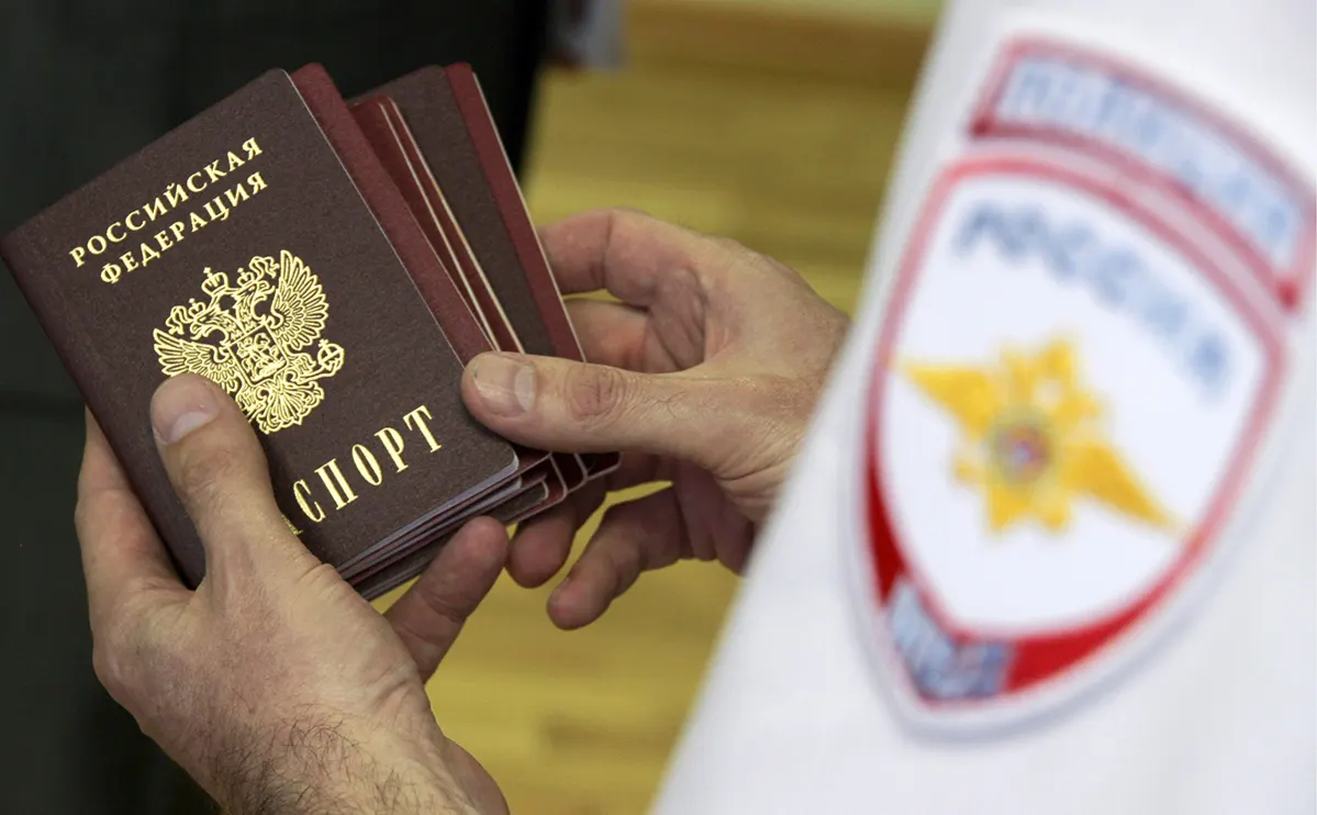 По данным источников в дипломатических кругах, обсуждается инициатива ограничить поездки россиян в «недружественные» страны: разрешать только групповые туры от 10 человек с сопровождением и утверждённым маршрутом; также планируется введение выездной визы и составление списка стран, где индивидуальный туризм останется возможным. Официальных подтверждений пока нет.