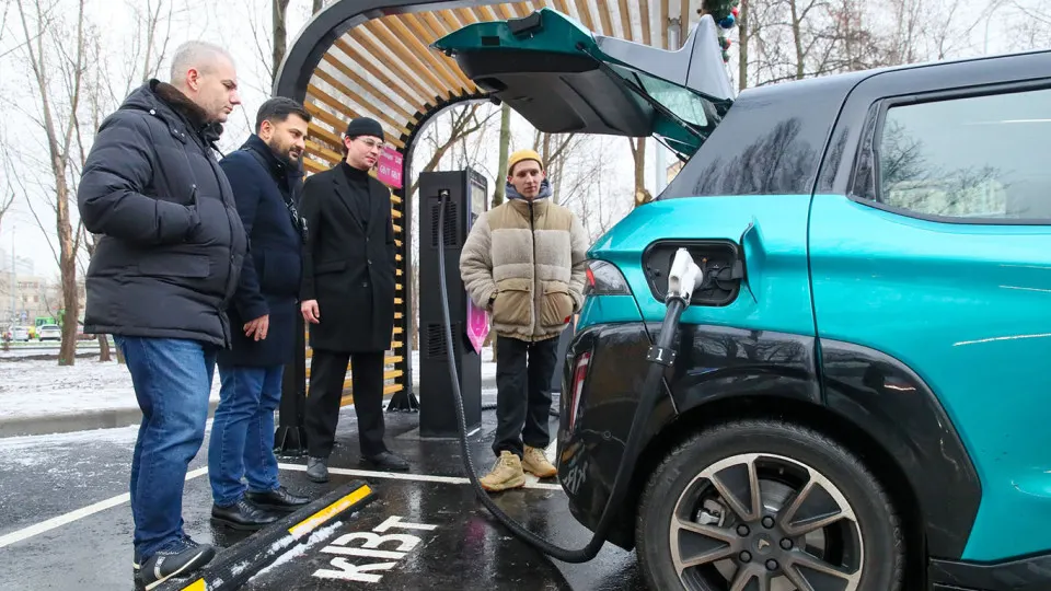 Компания «Кама», работающая над электромобилем «Атом», столкнулась с задержками выплат и массовыми увольнениями на фоне проблем с финансированием; сроки серийного запуска снова отложены.