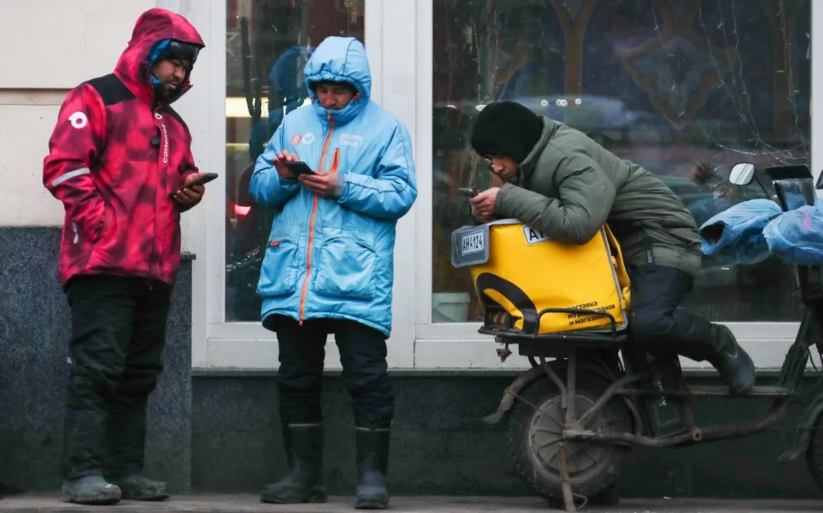 По данным по Москве, курьеры в среднем зарабатывают на 14% больше, чем специалисты с высшим образованием, и на 55% больше работников со средним профессиональным образованием; медианная зарплата столичных курьеров — 150 000 ₽.