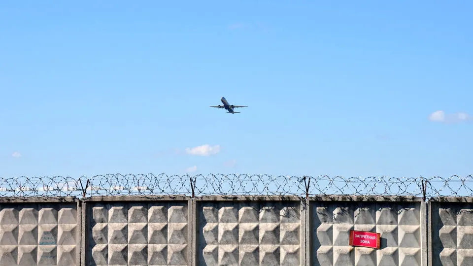 Росавиация по уведомлению NOTAM сократила максимальную высоту полётов в зоне московских аэропортов и ввела запрет на транзитные пролёты. Ограничения объясняют участившимися атаками беспилотников; они повлияют на время полётов, расход топлива и маршрутную сеть перевозчиков.