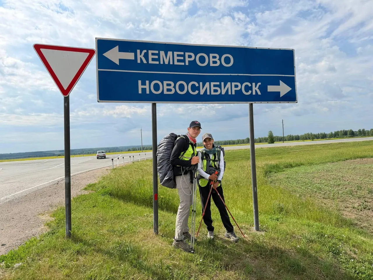 Павел и Тамара продолжают пешее путешествие через всю Россию: после Тюмени они добрались до Кемеровской области и планируют завершить маршрут во Владивостоке к концу года.