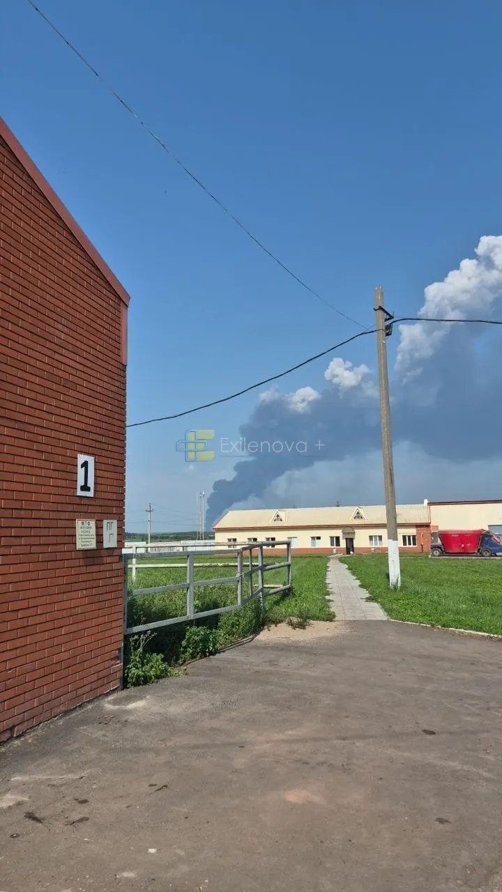 В нескольких регионах зафиксированы атаки беспилотников: в Воронежской области при падении БПЛА погиб трёхлетний мальчик, есть пожары на объектах нефтепереработки и повреждения складов маркетплейсов.