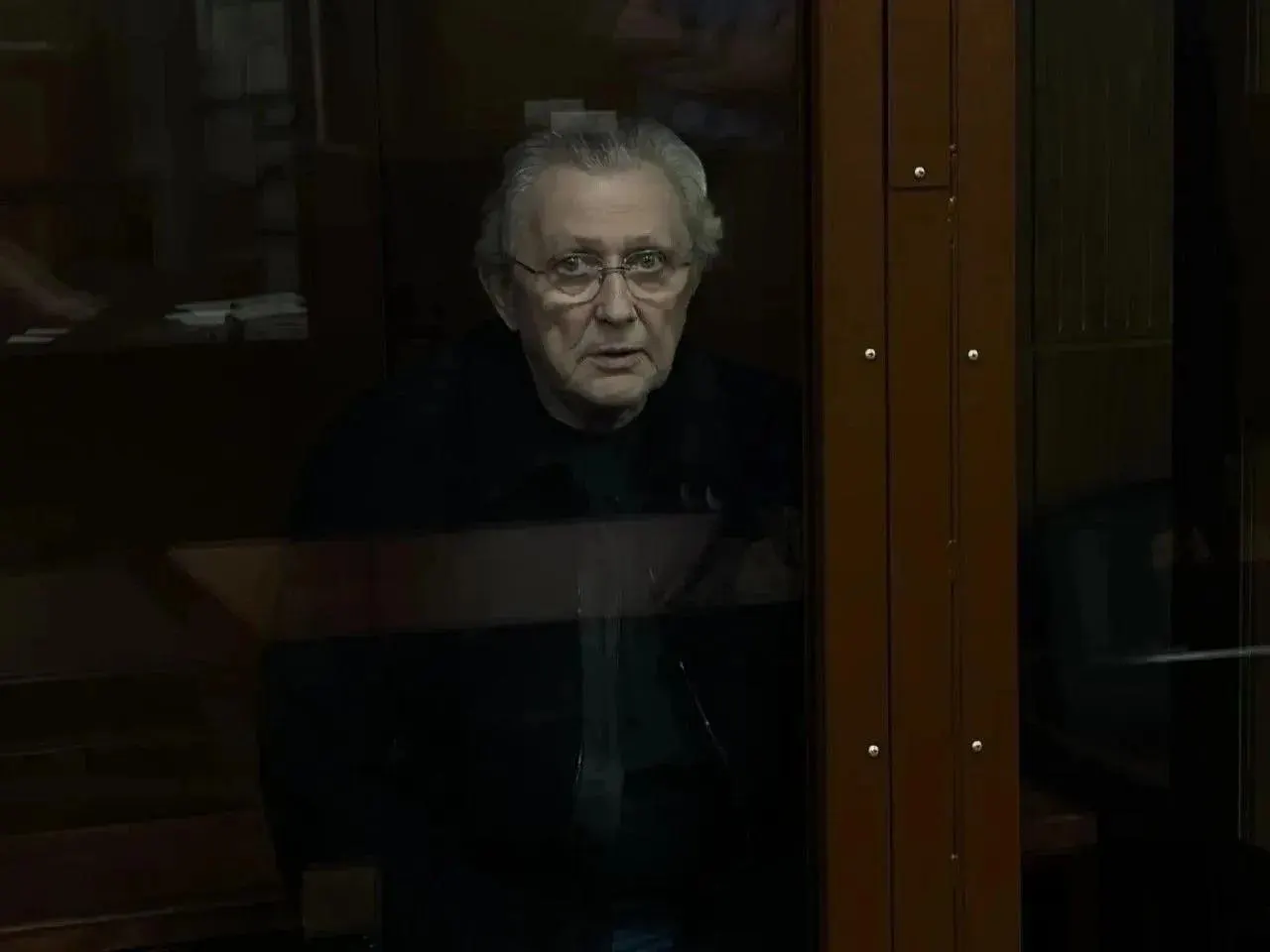 Мосгорсуд отклонил апелляцию и оставил под стражей Илью Трабера. Адвокат заявляет, что подзащитный вину не признаёт. Ранее Басманный суд заключил 75‑летнего бизнесмена под стражу по делу об организации заказного убийства и незаконном обороте оружия; среди арестованных — боксёр Алисултан Надирбегов.