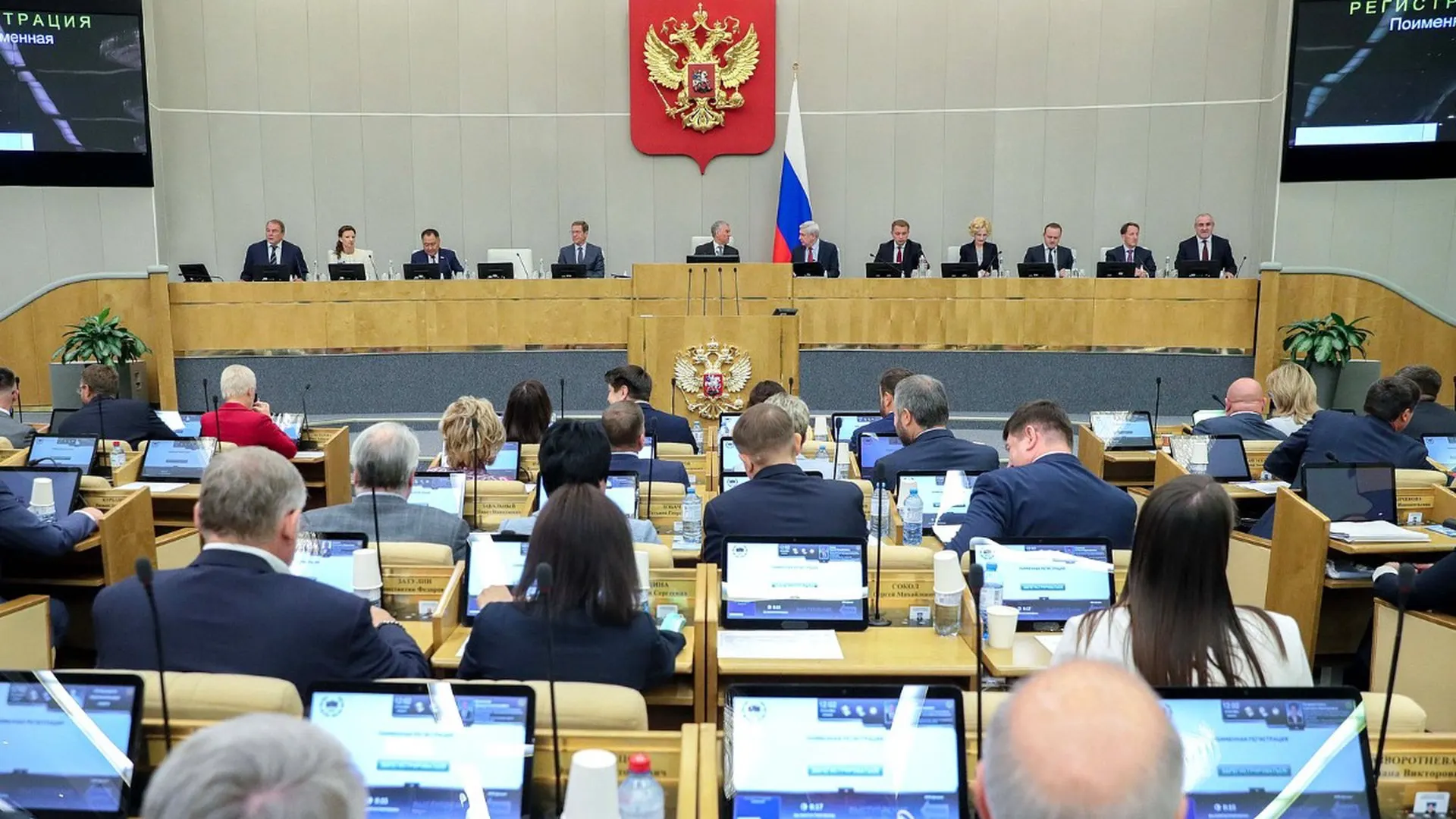 Совет Госдумы рекомендовал включить в повестку заседания 22 июля второе чтение двух законопроектов, вводящих запреты для лиц, находящихся за границей и уклоняющихся от исполнения приговоров или административных наказаний.