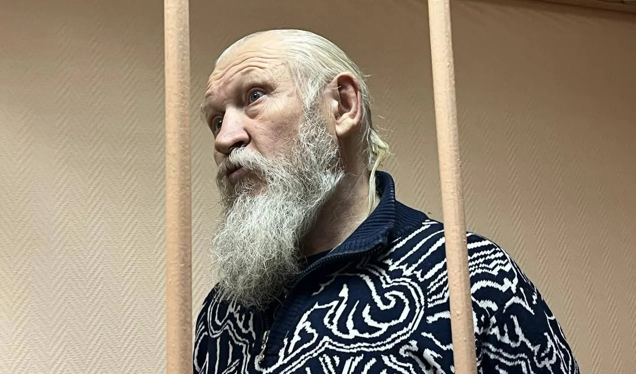 В обновлённый реестр попал бывший депутат Госдумы от ЛДПР Михаил Глущенко, ранее осуждённый за соучастие в убийстве Галины Старовойтовой.