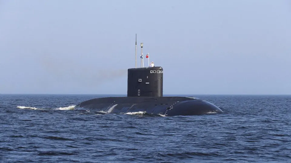 Британская военная разведка зафиксировала, что на военно-морской базе в Новороссийске рубки нескольких дизель-электрических подводных лодок закрыли защитными сетями от беспилотников.