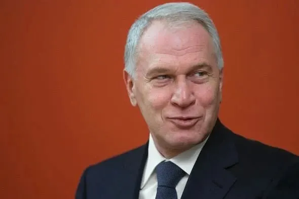 Юрия Ковальчука удостоили ордена III степени «За заслуги перед Отечеством» за вклад в социальные проекты, сохранение культурно‑исторических ценностей и благотворительность.