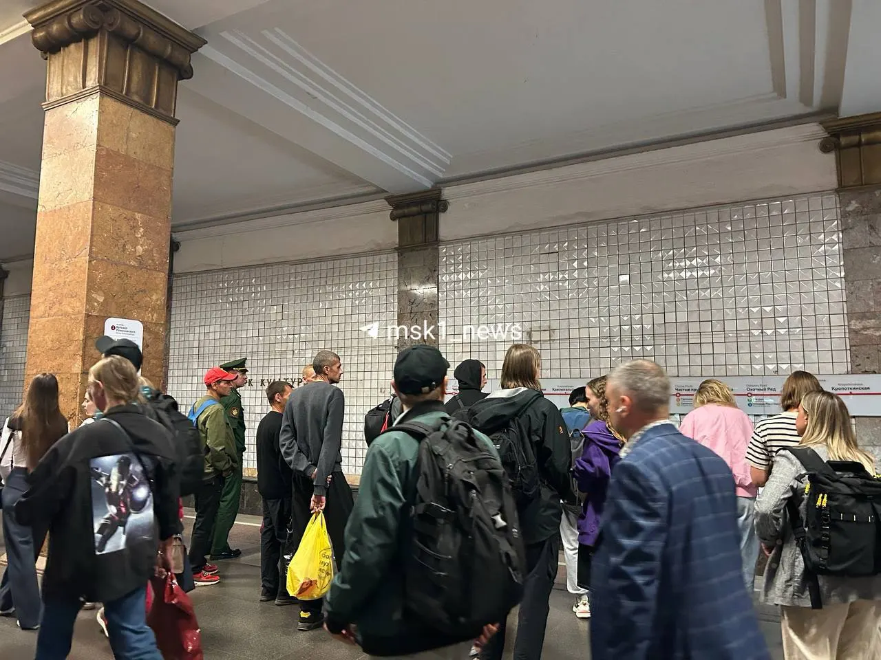 Из‑за планового ремонта эскалатора на «Парке культуры» станция работает только на выход. Пересадка на Кольцевую линию временно недоступна, пассажирам предлагают наземную помощь автобусами.
