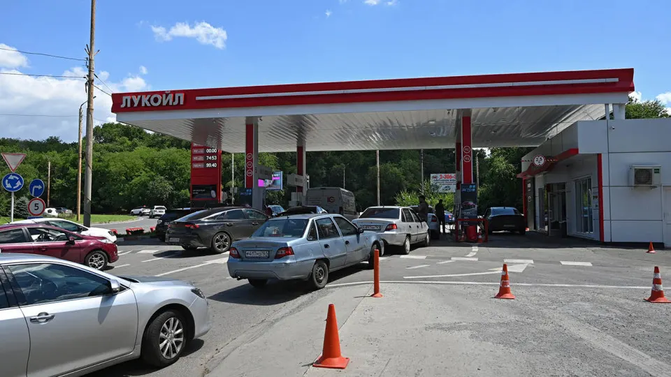 За неделю цена на белорусский АИ‑92 выросла на 6% — до 127 тыс. руб./т, а с начала мая подорожание составило в 1,8 раза. Дефицит топлива усилился после остановок НПЗ; власти наращивают импорт, но возможности оперативных поставок ограничены.