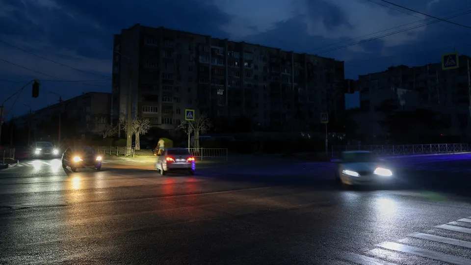 В ряде областей России из‑за дефицита топлива и удорожания бензина ограничили работу общественного транспорта: сократили маршруты, увеличили интервалы и подняли стоимость проезда.