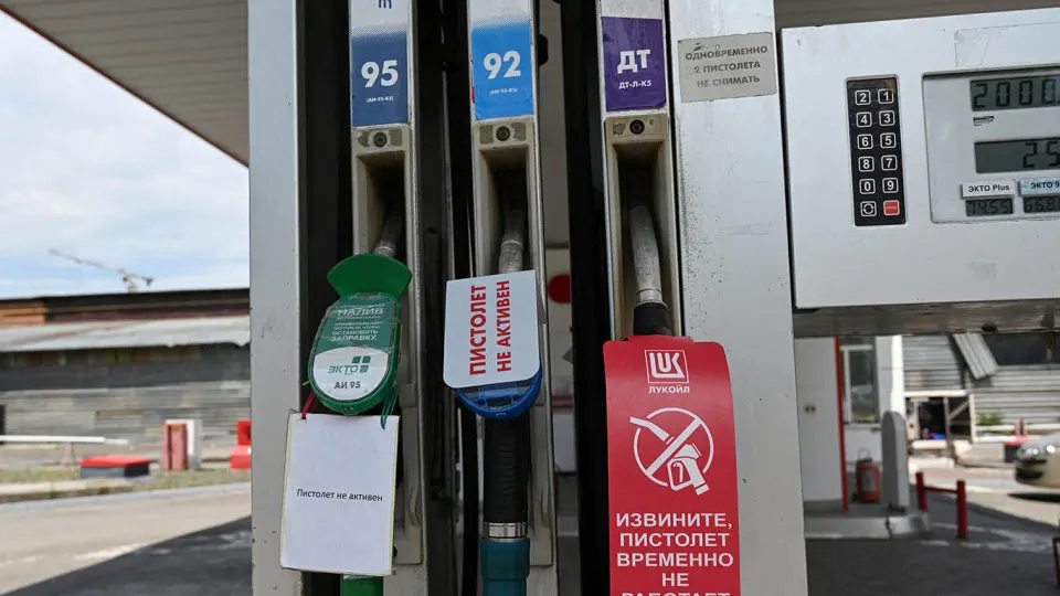 Из‑за дефицита и подорожания бензина и дизтоплива частные сети и крупные компании по всей стране выставляют АЗС на продажу — лоты оцениваются от миллионов до сотен миллионов рублей.