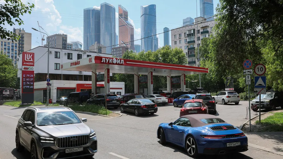Бывший главный санитар России считает, что вынужденное сокращение использования личного автотранспорта в Москве улучшит качество воздуха и общий уровень здоровья. Топливный дефицит вызван ударами беспилотников по нефтяной инфраструктуре, из-за чего производство упало, а в большинстве регионов введены ограничения на продажу топлива.