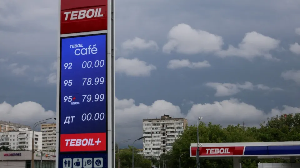 Поставки топлива сосредоточены на столице: в Москве бензин доступен, тогда как в ряде субъектов страны работает лишь около половины АЗС и вводят ограничения.