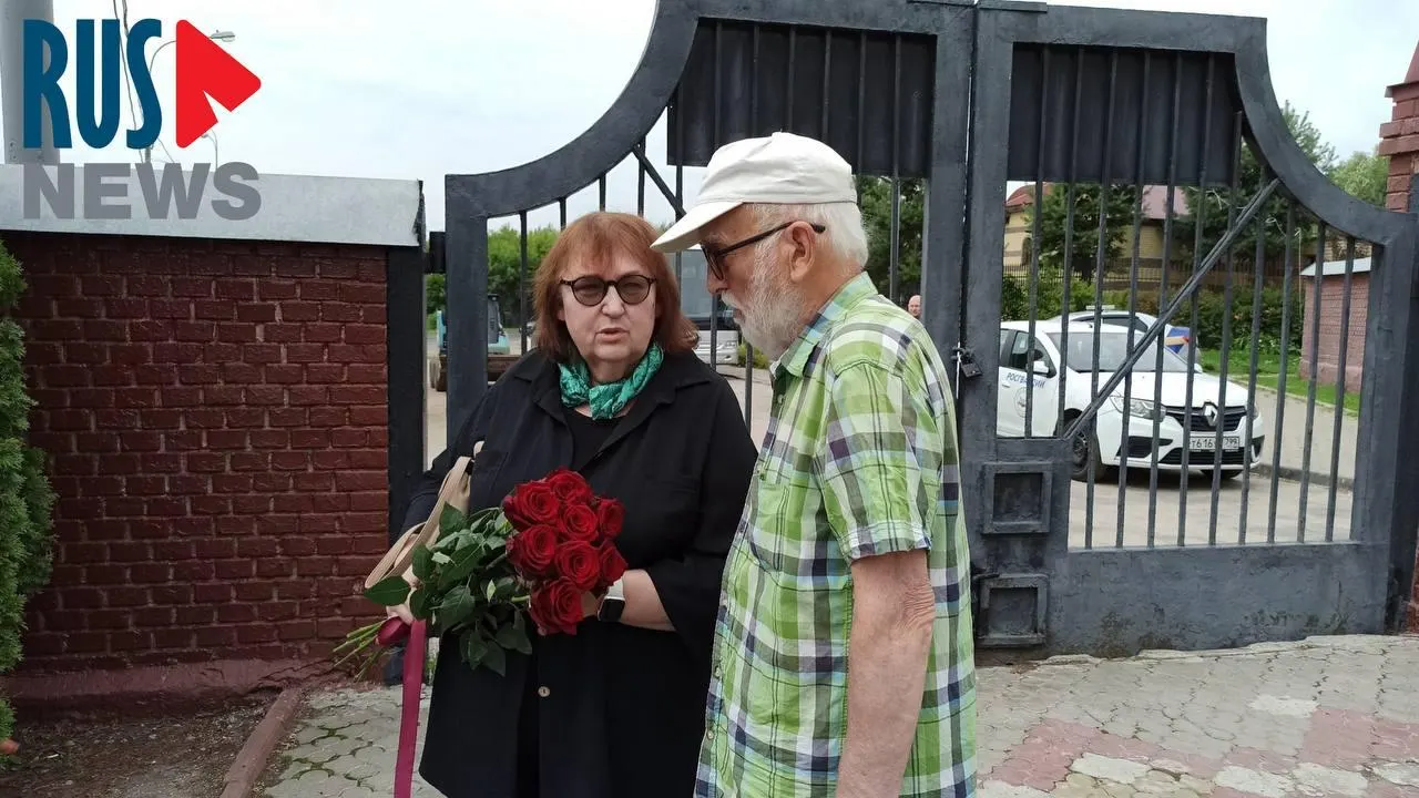 На Борисовском кладбище с памятника на могиле Алексея Навального сняли защитную ленту — первые посетители уже возложили цветы и оставили записки. Мать политика тоже пришла на кладбище. Ранее был выбран эскиз мемориала; обстоятельства смерти подтверждали несколько государств, власти России отрицают причастность.