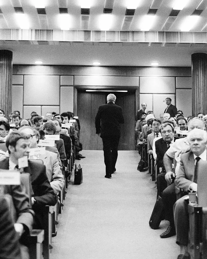 В июле 1990 года в Москве прошёл 28-й съезд КПСС: Горбачёв был переизбран, впервые выдвигали альтернативного кандидата, а Борис Ельцин объявил о выходе из партии. По итогам съезда были легализованы шаги к федерализации партии.