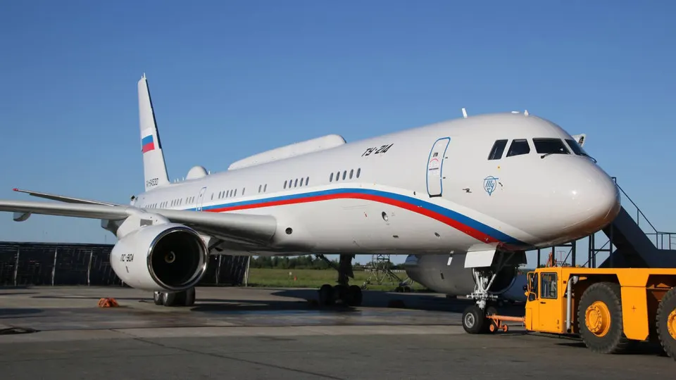 Командный самолёт Ту-214ПУ совершил перелёт из московского аэропорта Внуково в Тегеран, после чего направился в Пекин — это совпало по времени с ударами США по целям в Иране.