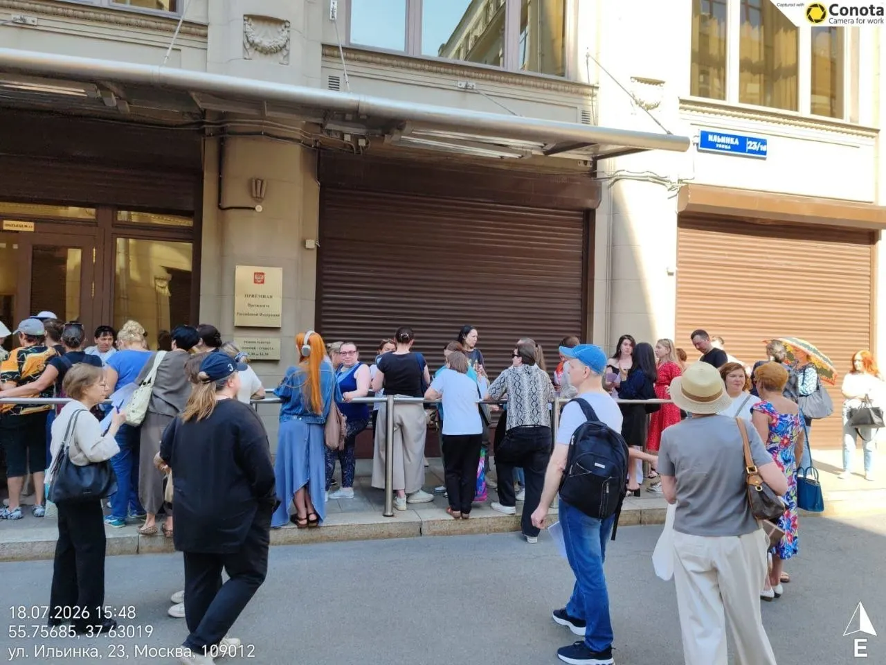 В субботу у приёмной президента собралось около двухсот человек, которые передали совместное обращение в защиту особо охраняемых природных территорий и бездомных животных.