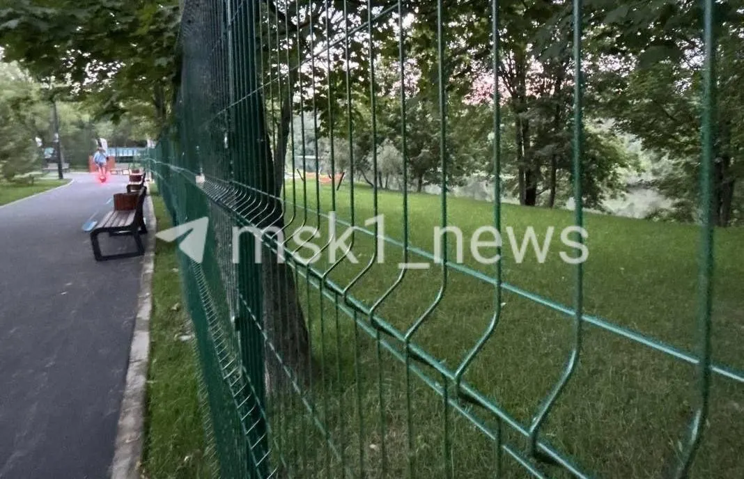 В Троицке ограждения, появившиеся в ходе благоустройства парка «Заречье», перекрыли проход к реке и беседкам; власти называют часть территории временной и планируют платные зоны.