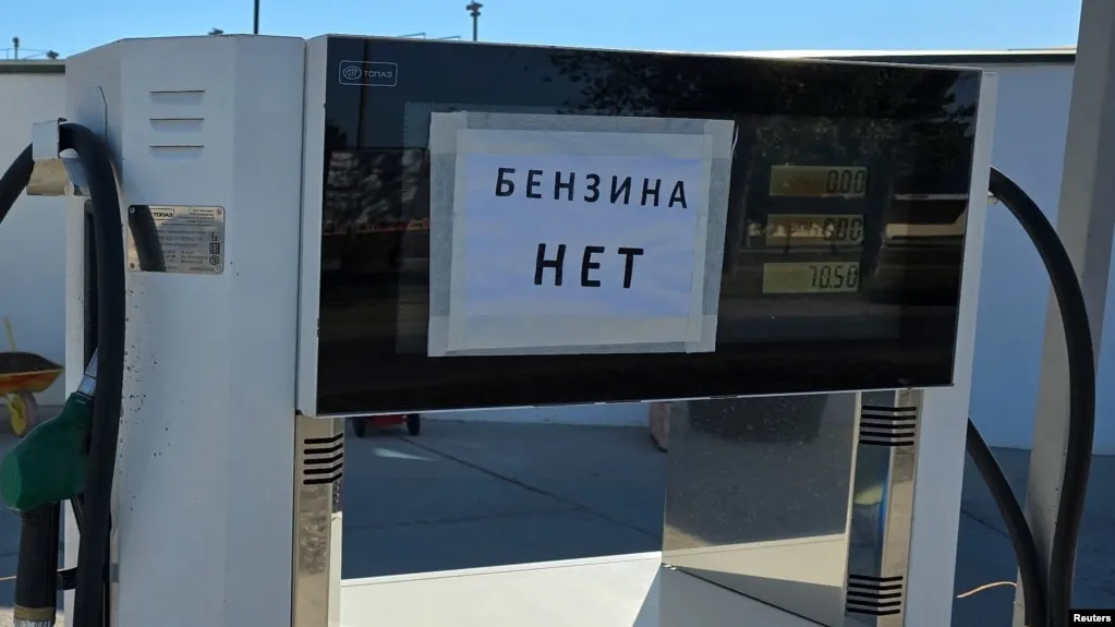 По данным Росстата, Севастополь стал лидером по темпам подорожания автомобильного бензина — рост составил около 30% за неделю. Дефицит топлива связывают с ударными поражениями НПЗ и осложненной логистикой.