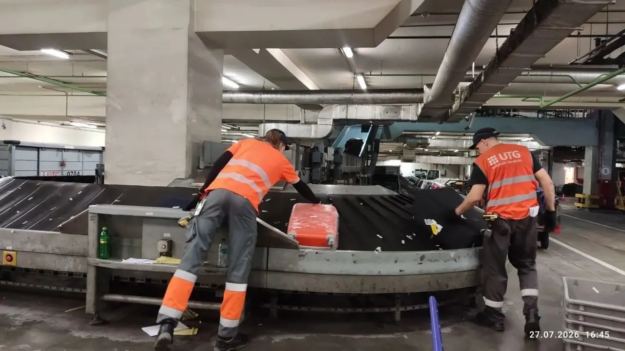 Из‑за масштабного сбоя в работе багажных лент московского аэропорта пассажирка из Ярославля и другие туристы на время остались без чемоданов; выдача багажа начала восстанавливаться к 28 июля.