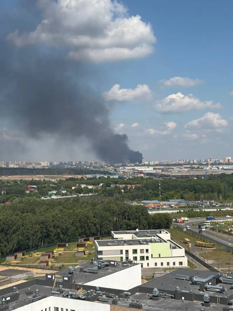 Пожар и взрыв на подстанции в Подмосковье привели к аварийным отключениям в нескольких населённых пунктах — к восстановлению подключены бригады энергетиков.