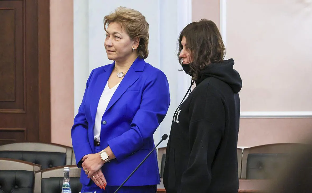 В сети появились сообщения о намерении Полины Лурье продать купленную у Ларисы Долиной квартиру за 200 млн рублей. Адвокат и сама Лурье заявляют, что продажа не планируется. Дело связано с долгим судебным спором между сторонами.
