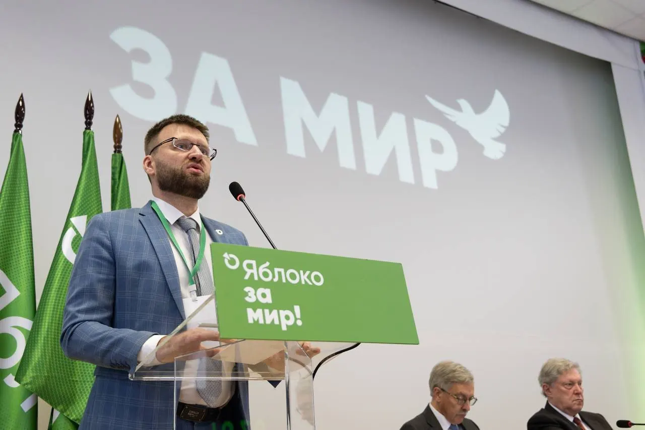 Минюст отклонил просьбу об исключении из реестра: ведомство сочло «политической деятельностью» поздравление, поездки в суд, возложение цветов, участие в ролике с бумажными самолётиками и другие действия.