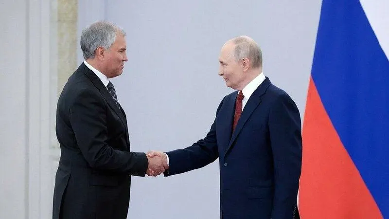 Спикер Госдумы Вячеслав Володин поблагодарил президента после награждения орденом «За доблестный труд», отметив эффективность и устойчивость партийной системы. Он рассказал о законотворческой активности думы и завершил выступление лозунгами.