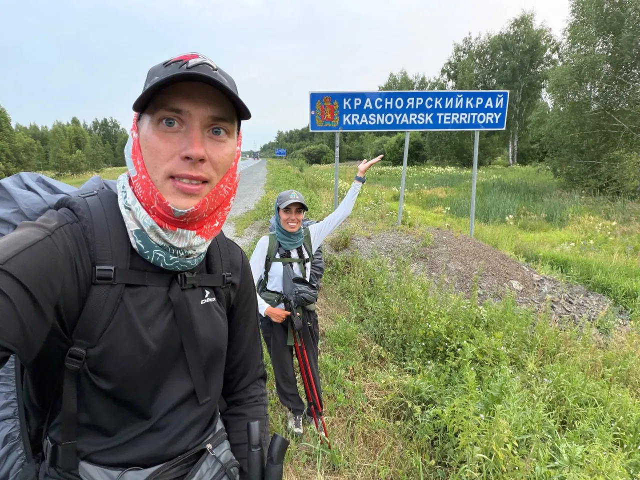 Молодожёны, идущие пешком из Москвы во Владивосток, за пять дней прошли более 200 км до Ачинска, посетили концерт и поделились семейными архивными фото.