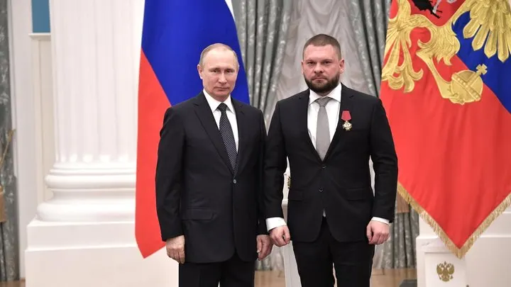 В декларации кандидатов «ЕР» указаны долевые участия в американских компаниях и инвестиционных фондах у одного из лидеров федерального списка. В документах также фигурируют иностранные активы у кандидатов из Курской и Саратовской областей.