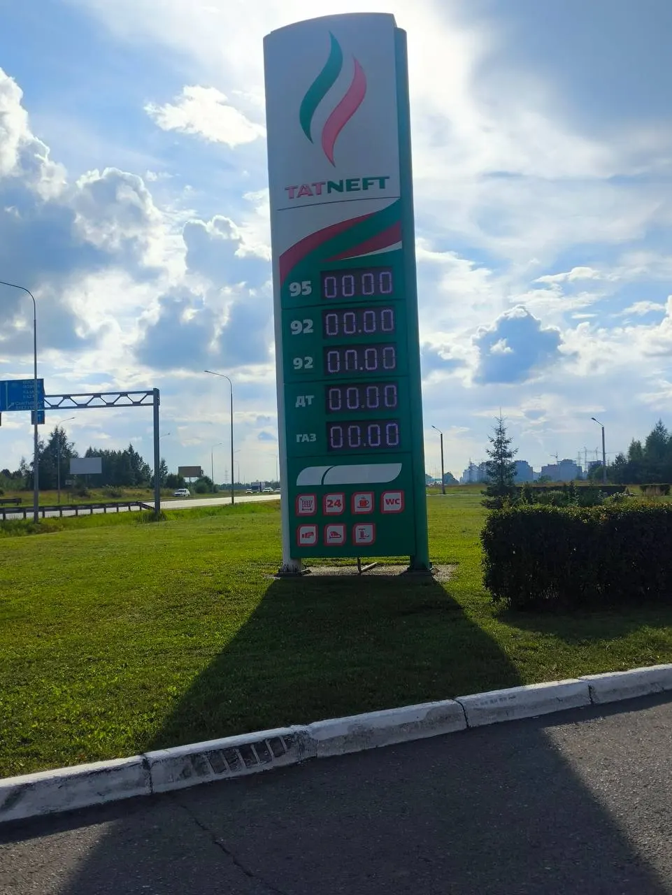 Атаки дронов выводят из строя НПЗ, дефицит и рост цен сказываются на услугах и перевозках, российские компании обращаются к Индии с просьбой нарастить поставки топлива.