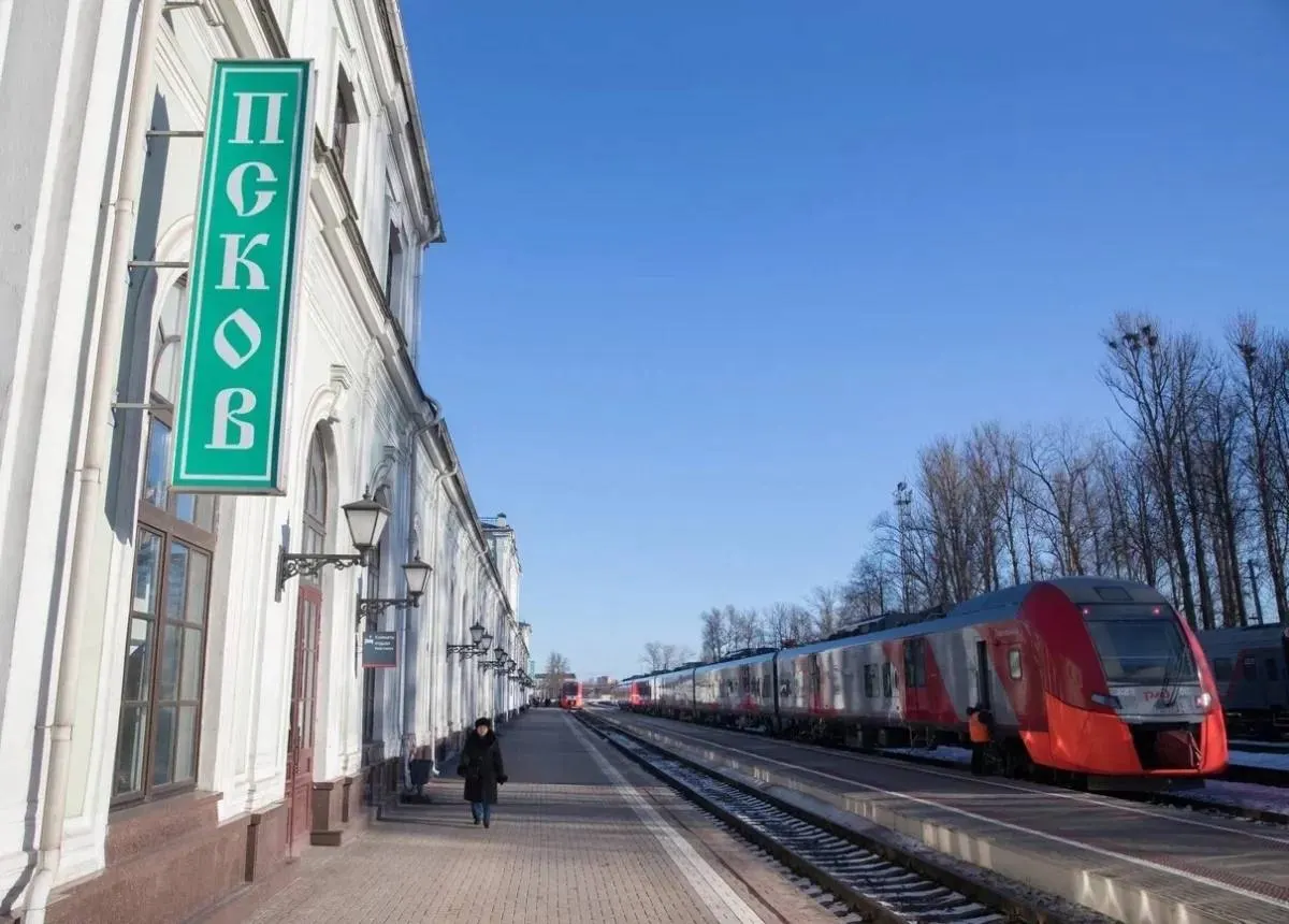 Депутат Артур Гайдук обратился в Федеральную пассажирскую компанию с просьбой рассмотреть увеличение числа вагонов и назначение дополнительных поездов из Пскова из‑за дефицита билетов в периоды повышенного спроса.