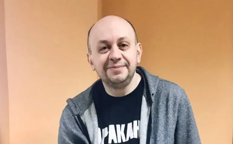 Ему вменяют неисполнение обязанностей «иностранного агента»: в обвинении указано, что после штрафов за отсутствие маркировки в 2023 году он опубликовал ещё четыре материала без отметки.