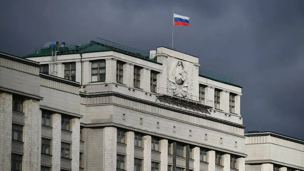 Госдума рассматривает законопроект, который вводит широкий пакет ограничений для россиян, находящихся за границей: от блокировки банковских услуг и операций с недвижимостью до внесения в реестр и особого порядка выплат. Документ может вступать в силу сразу после публикации.