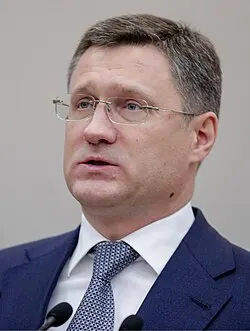 Вице‑премьер Александр Новак сообщил, что запрет на экспорт бензина будет продлён до конца года. Ограничение на экспорт дизеля планируют отменять по мере восстановления рынка, чтобы избежать переизбытка и сокращения переработки.